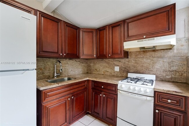 Building Photo - 166 E 17th St