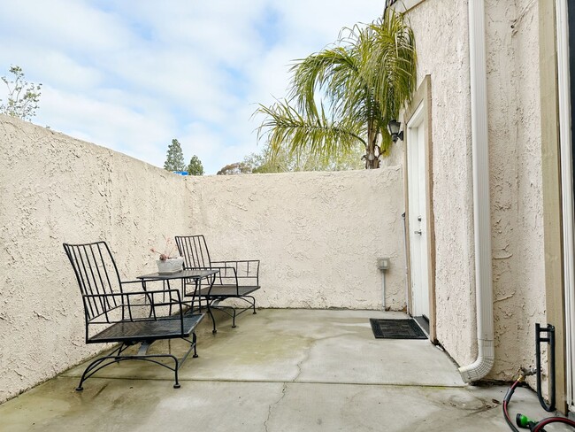 Building Photo - Spacious Single-Level Attached Home w/ Yard