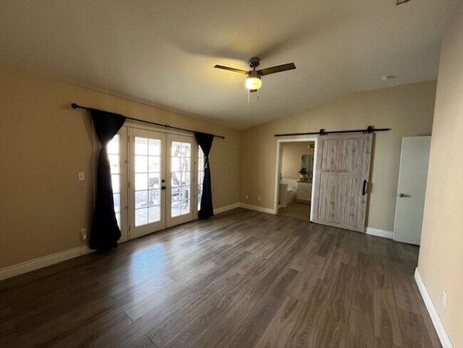 Building Photo - Stylish & Solar-Powered 5-Bed Gem with Vau...