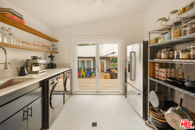 Building Photo - 6031 Mesa Ave