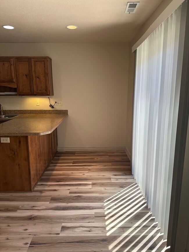 Building Photo - Modern 3 Bed, 2.5 Bath Townhouse - Excelle...