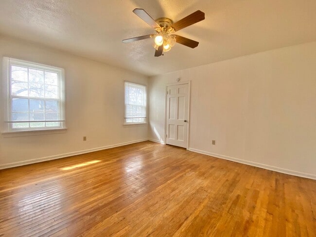 Building Photo - Pre-leasing now - 3 bed /2 bath - available 6/10/2026