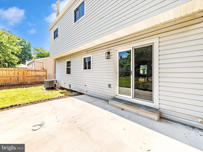 Building Photo - 1305 Peachtree Ct