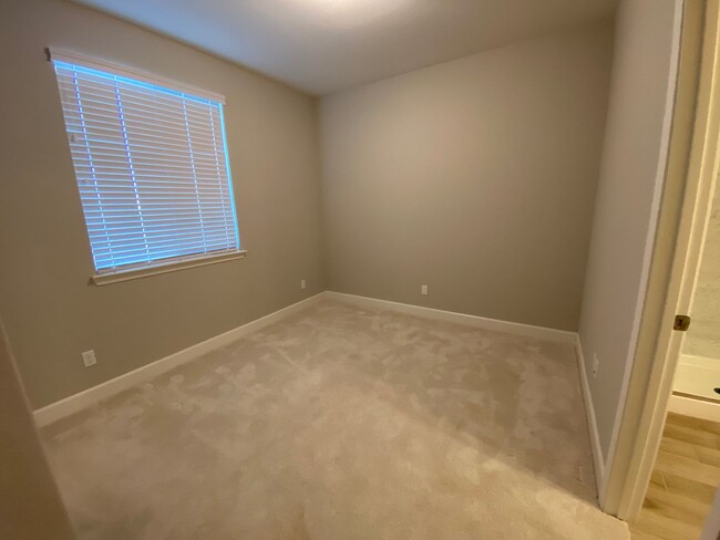 Building Photo - Step into this cozy and bright 1-bedroom, ...