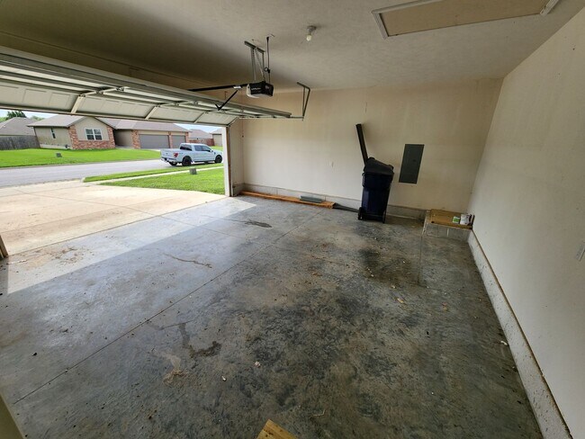 Building Photo - Spacious 3-Bedroom, 2-Bathroom Home AVAILA...