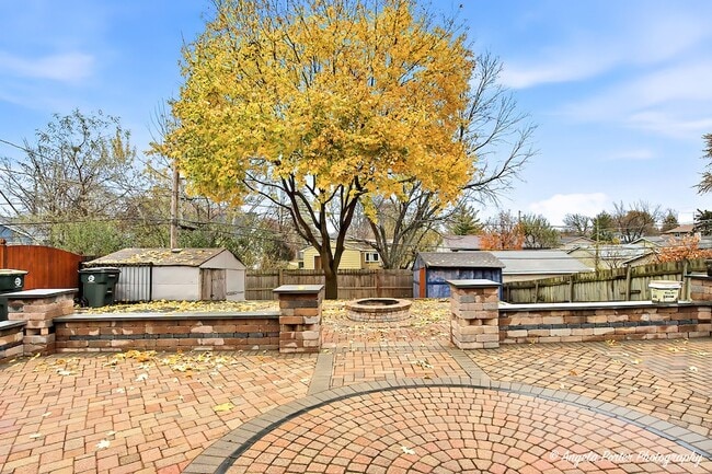 Building Photo - 1219 Brentwood Dr