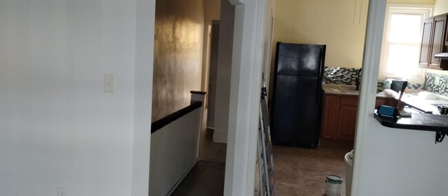 Building Photo - One bedroom, 2nd Floor apartment - all uti...