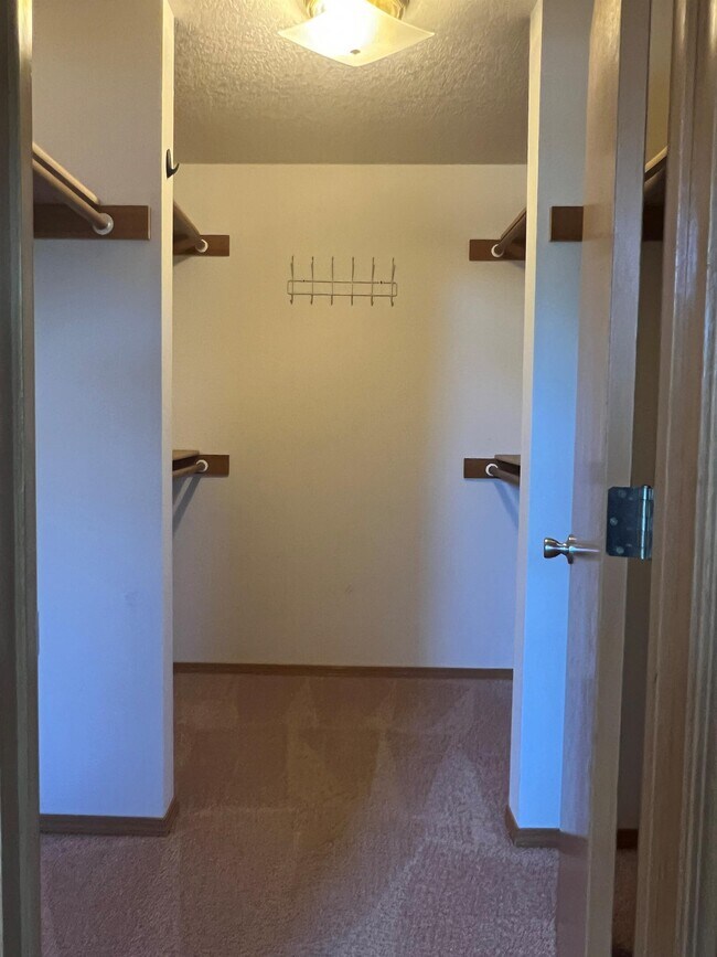 Building Photo - 601 High Ct