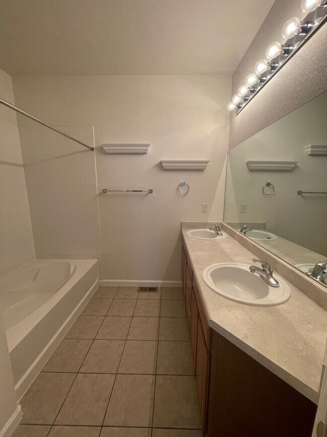 Building Photo - Spacious 3 Bed, 2.5 Bath Townhome in Rigden Farm! Unit E!