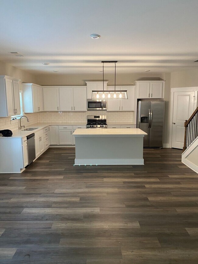 Building Photo - 5 Bed 3 Bath in Stone Mountain!