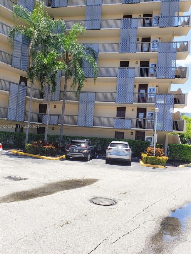 Building Photo - 3101 N Country Club Dr