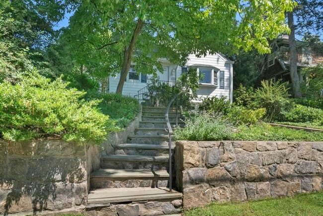 Building Photo - 75 Grandview Ave