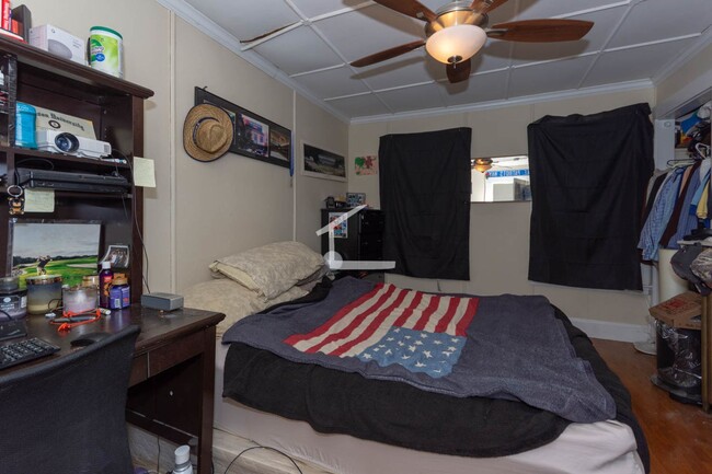 Building Photo - laundry in unit 3 baths 9/1