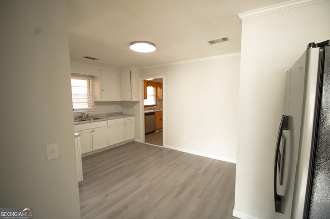 Building Photo - 517 E Main St