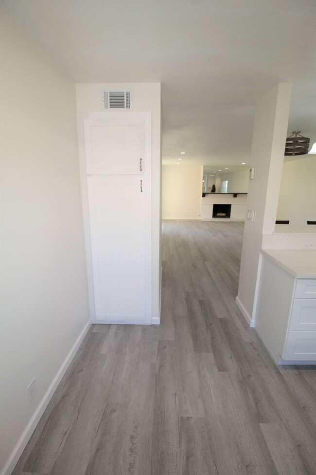 Building Photo - Remodeled Ventura Keys Duplex