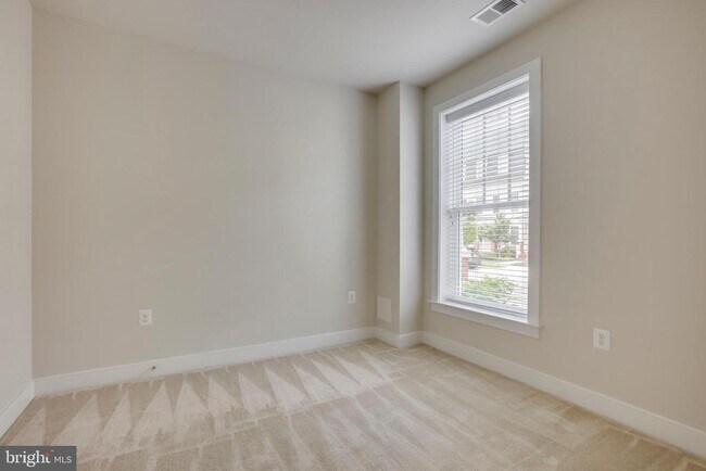 Building Photo - 723 Diamond Ave