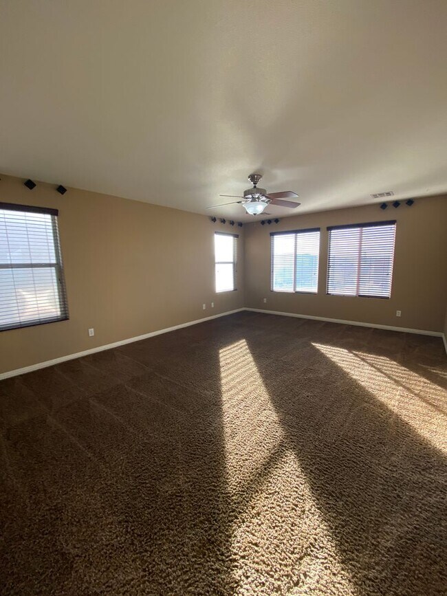 Building Photo - Fabulous Former Model Home!