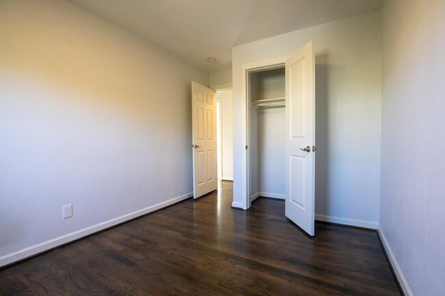Building Photo - 4550 NE 14th Pl