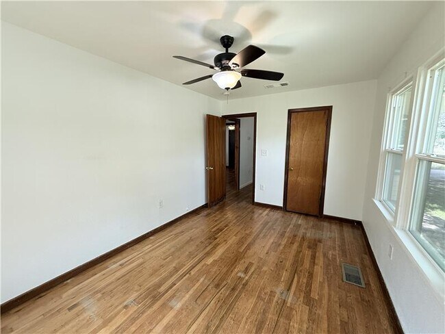 Building Photo - 1004 S 3rd St