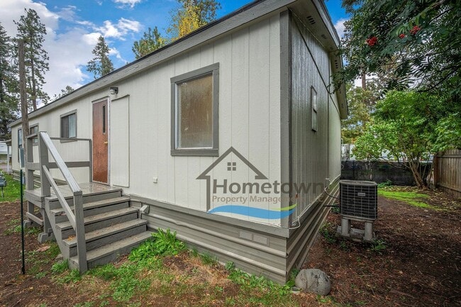 Building Photo - 3 Bedroom 2 Bathroom Home with Carport Available in Coeur d'Alene!