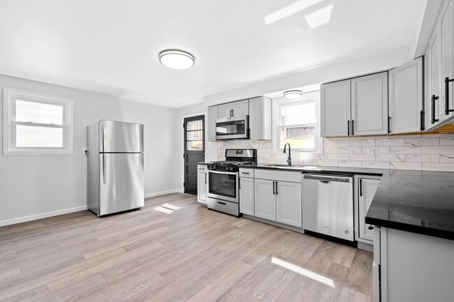Building Photo - Stunning 2 bedroom home in Homestead available June 15!