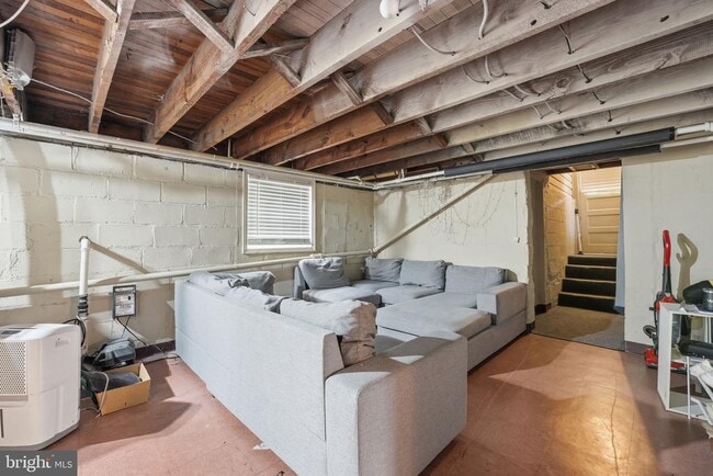 Building Photo - 524 N Kenmore St