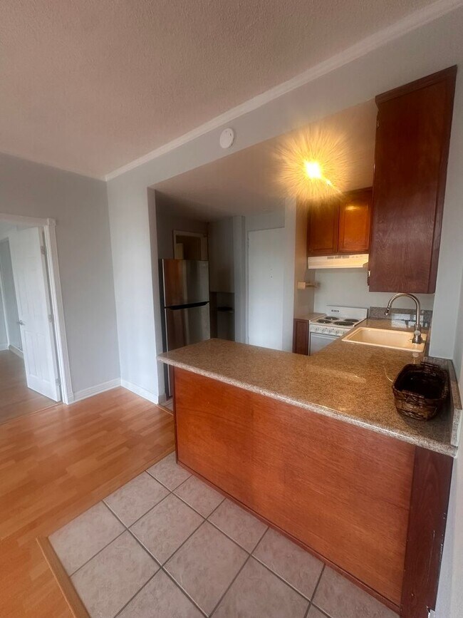 Building Photo - Charming 1 Bed in Historic Lafayette Build...