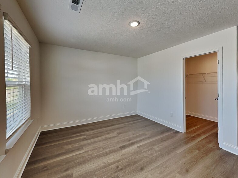 Building Photo - 1112 Heritage Blvd