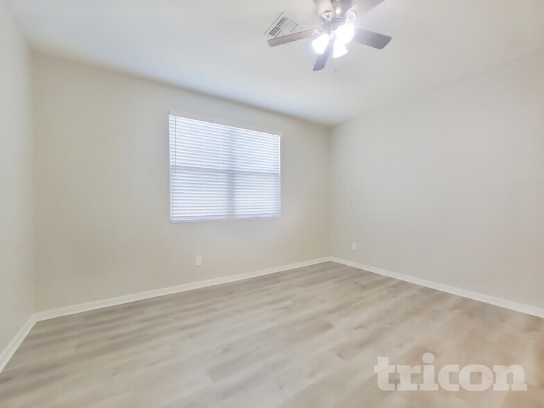 Building Photo - 14366 W Pershing St