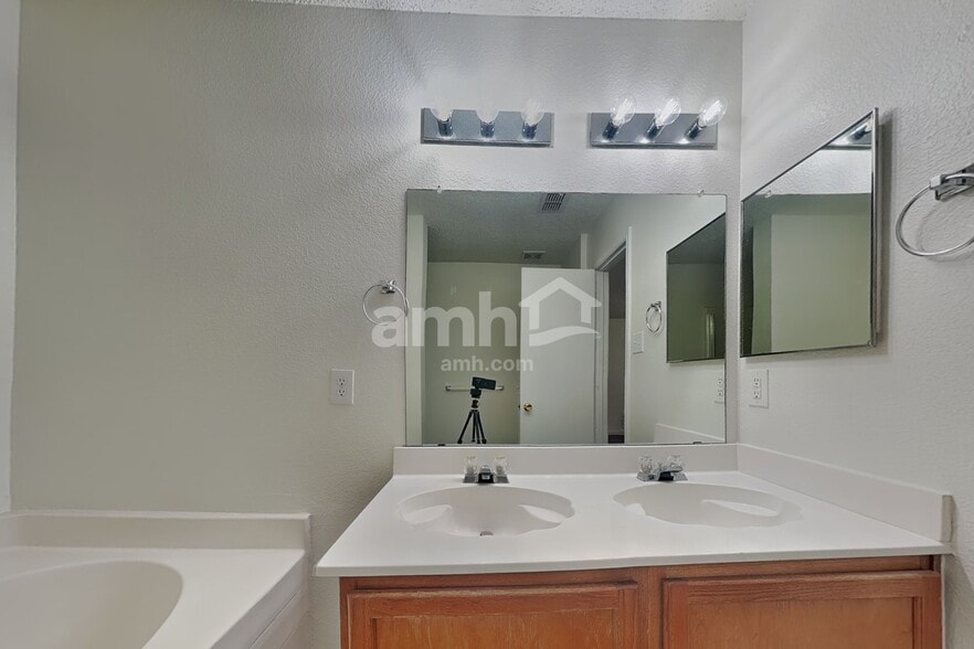 Building Photo - 8724 Hunters Creek Ct