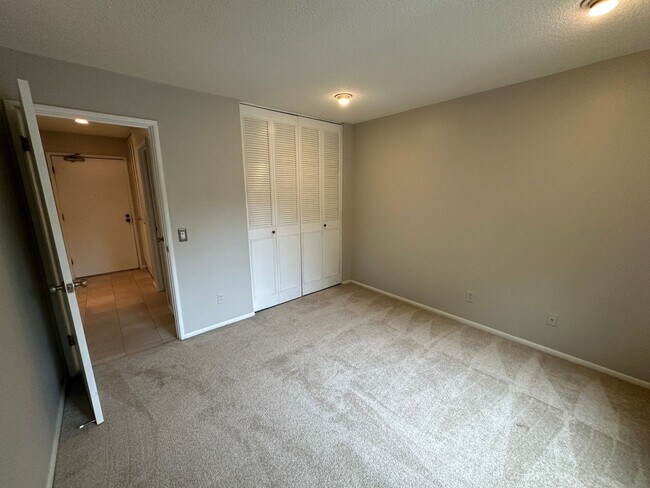 Building Photo - Charming 1BR Condo in Uptown Minneapolis