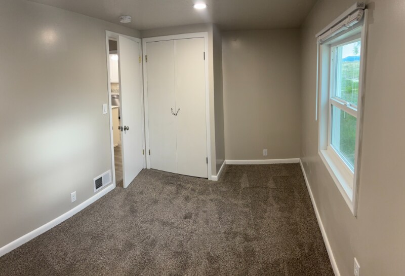 Building Photo - 390 Center St