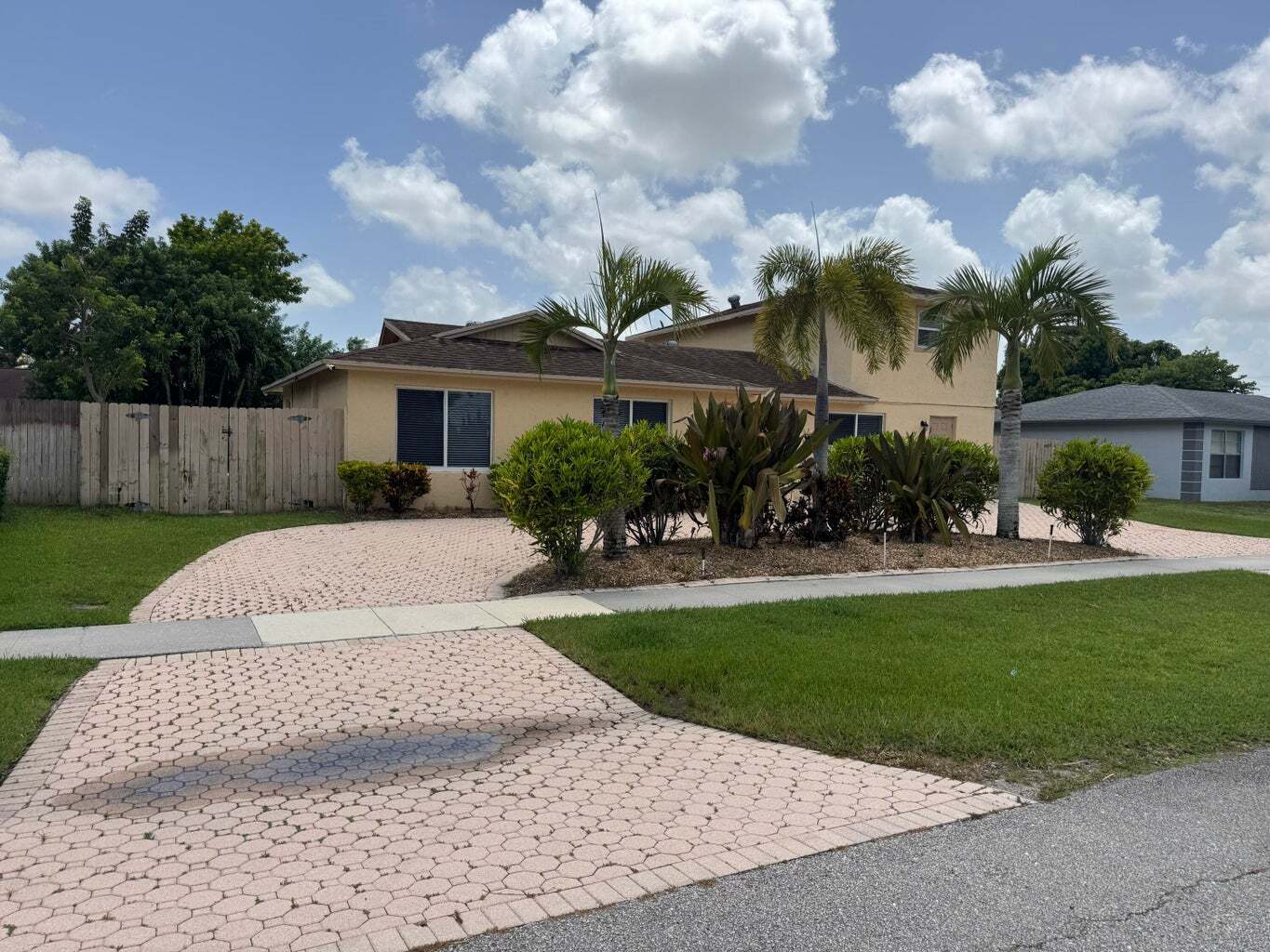 Building Photo - 881 Camellia Dr