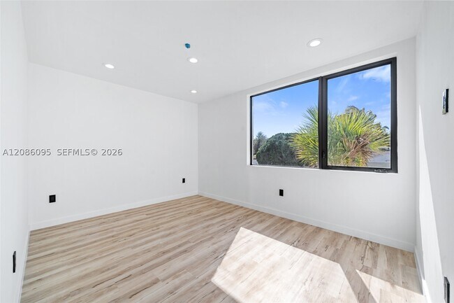 Building Photo - 11 NE 51st St