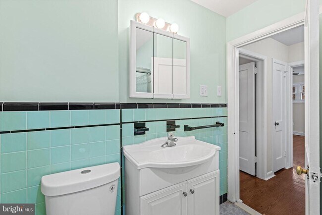 Building Photo - 705 Devon Rd