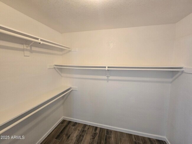 Building Photo - 715 N Arrowhead Dr