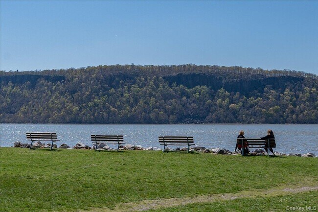 Building Photo - 579 Broadway