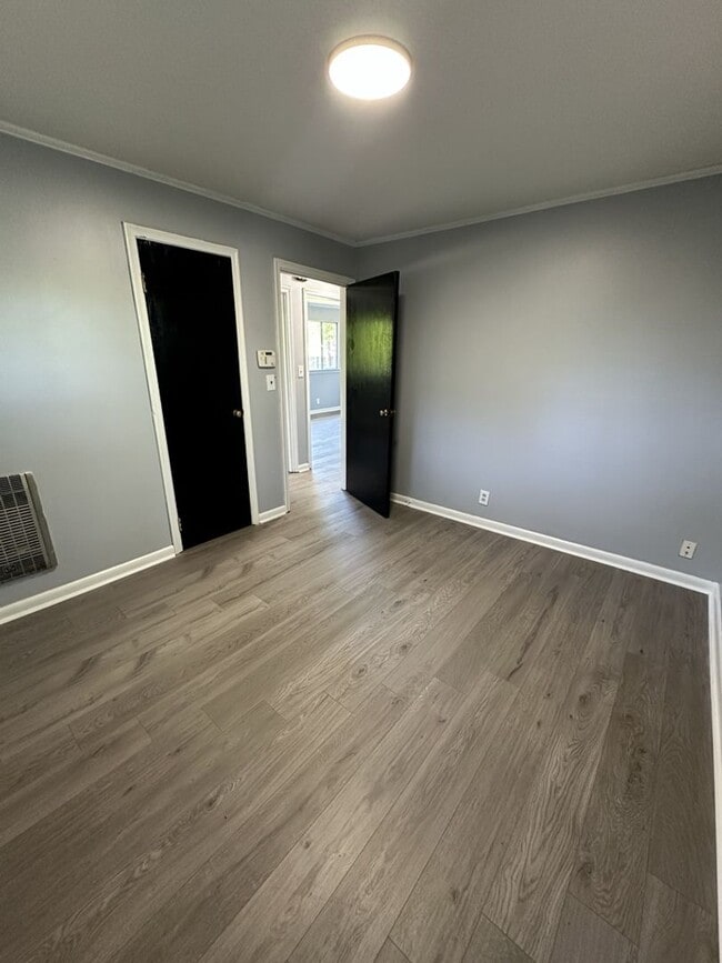 Building Photo - Cozy 2 Bed Room Rental with Large Yard & Easy Commute