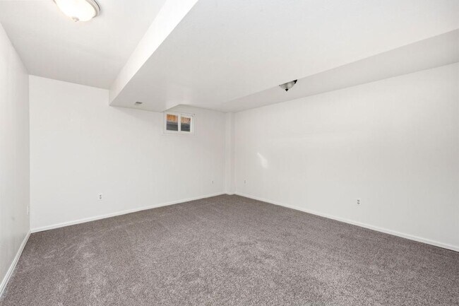 Building Photo - 2215 Derby Hill Dr