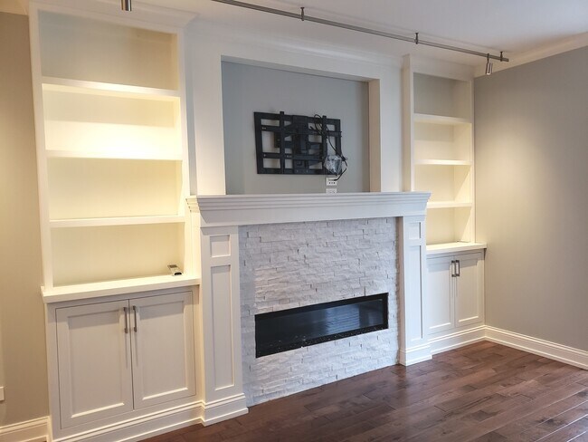 Building Photo - 21 W Chestnut St