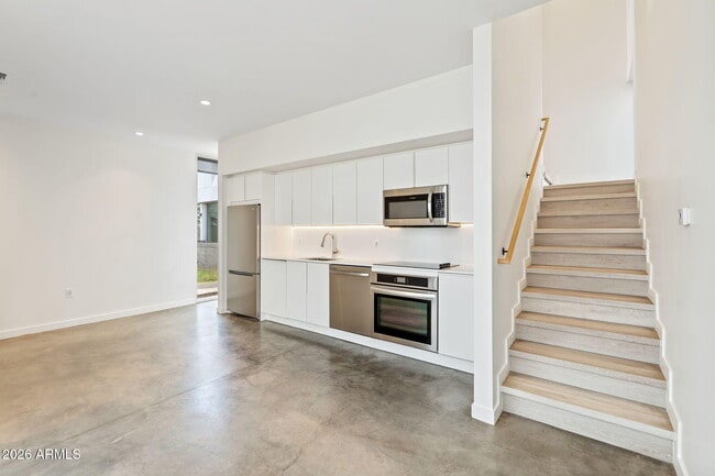 Building Photo - 1337 E Polk St