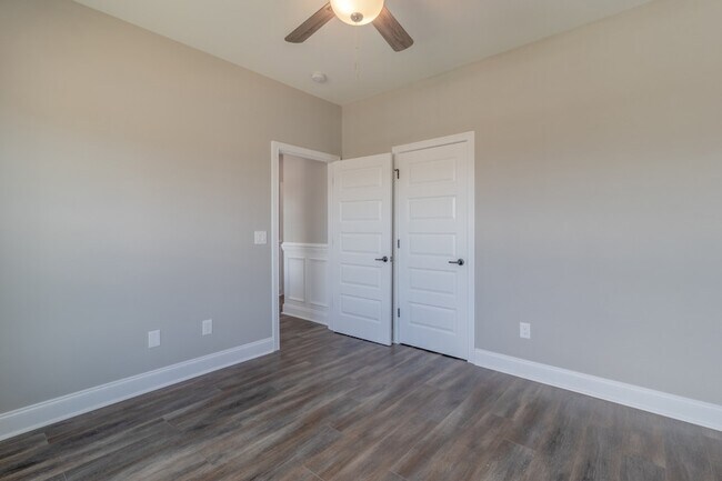 Building Photo - 1558 Hereford Blvd