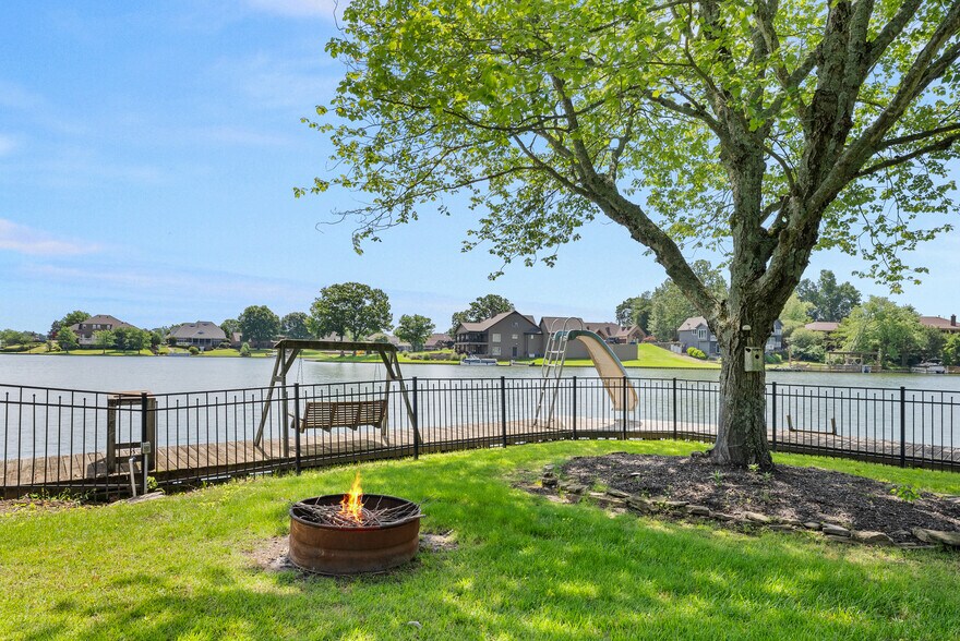 Building Photo - 9711 Pine Point Dr