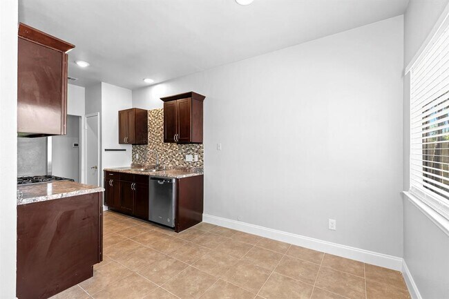 Building Photo - 1207 York Castle Dr