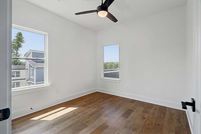 Building Photo - "Chic Nashville Townhouse: 3 Beds, 3 Baths, with Granite Elegance & Cozy Fireplace!"