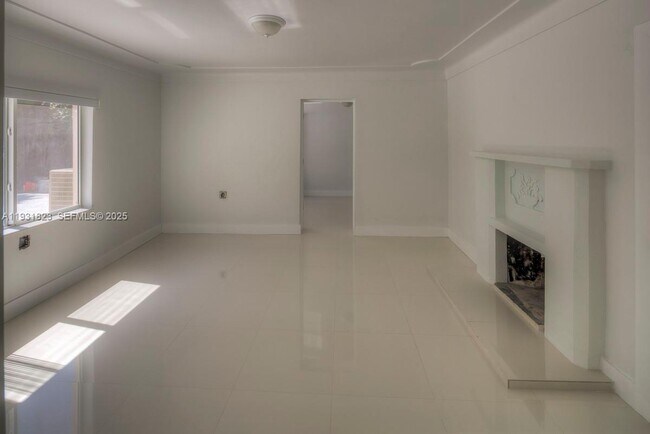 Building Photo - 14935 NE 11th Ct