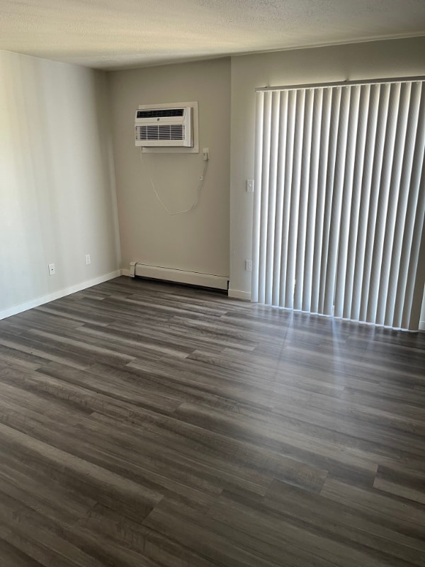 Building Photo - 633 S Dodge St