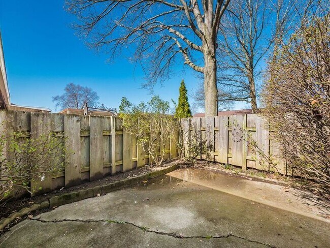 Building Photo - 2324 Woodbrook Cir N