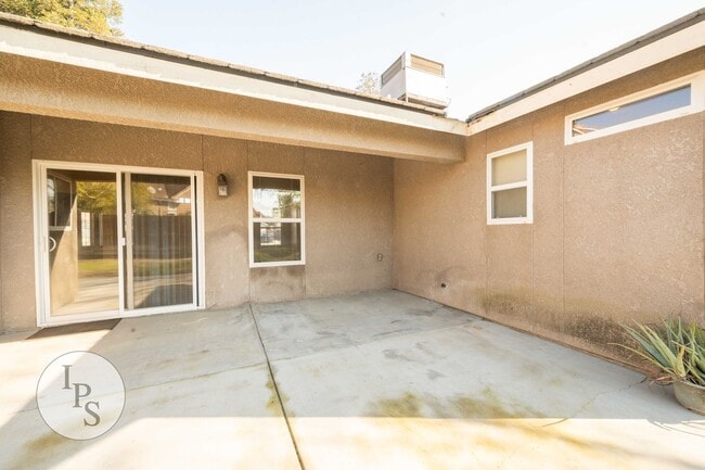 Building Photo - Kerman Westside Home, 3BR/2BA, Built 2004 - Lots of Amenities!