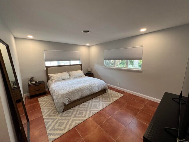Building Photo - 1653 Poinsettia Dr